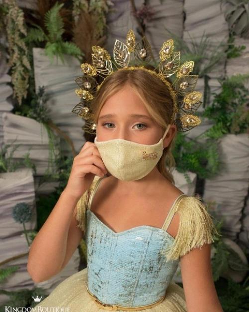 Маленькие красоточки. Мда современные реалии диктуют новые тренды и сейчас в образе красавиц появляется новый аксессуар - маска. 05