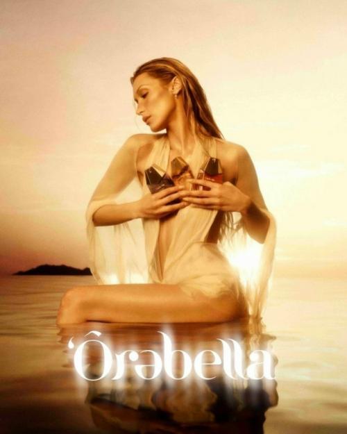 Крошка Белла хадид не просто радует нас шикарными фоточками, она расширяет линейку Orebella новыми мистами! 

