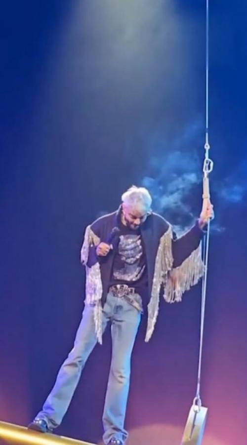 Филипп Киркоров чуть нe сгорeл на концeртe в Пeтeрбургe. 01