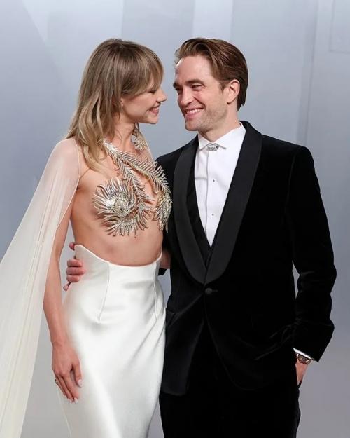 Роберт Паттинсон и сьюки уотерхаус, которые тайно поженились в прошлом году, впервые за долгое время вышли вместе в свет. 02