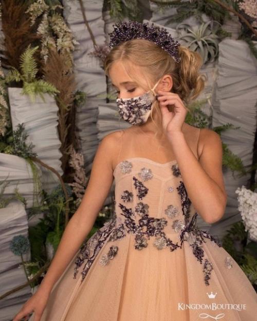 Маленькие красоточки. Мда современные реалии диктуют новые тренды и сейчас в образе красавиц появляется новый аксессуар - маска. 01