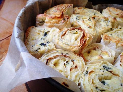 Слоёный пирог из лаваша с творогом, сыром и зеленью. Слоёный пирог из лаваша с творогом, сыром и зеленью.