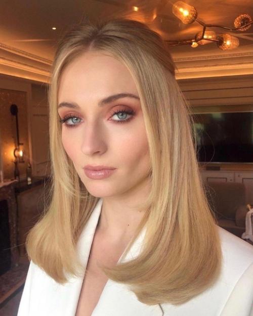 Софи тёрнер прекрасна в любом образе. 09