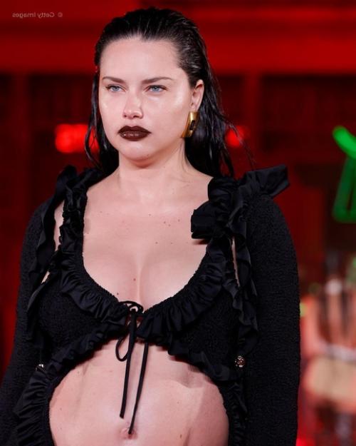 Беременная адриана лима вышла на подиум и показала мускулистый пресс. 01