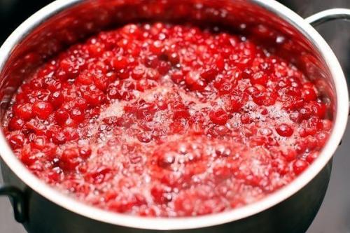 Брусничный соус.   Вся прелесть этого соуса не , внимание, только в том, что он, разумеется, очень вкусный и красивый. 03