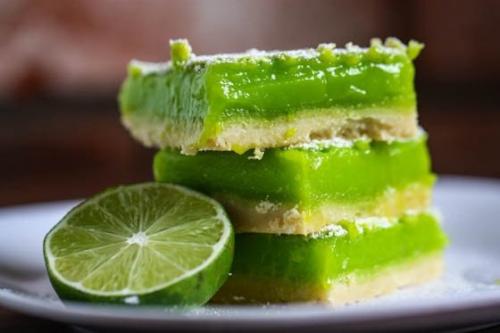 Лаймовые пирожные.  Вкусные пирожные с ярко-зеленой лаймовой начинкой! Лаймовые пирожные.  Вкусные пирожные с ярко-зеленой лаймовой начинкой!