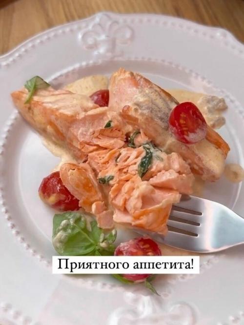 Рыбка в сливочном соусе со шпинатом и Черри. 08