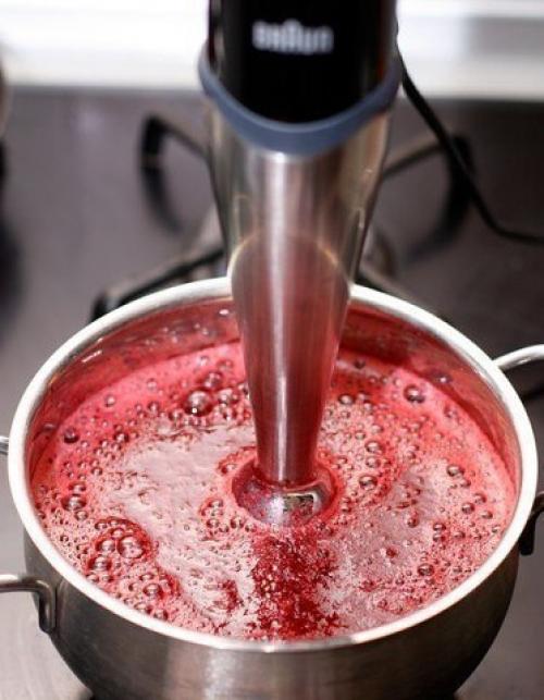 Брусничный соус.   Вся прелесть этого соуса не , внимание, только в том, что он, разумеется, очень вкусный и красивый. 04