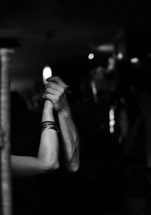 Мой мужчина не поет мне о любви.