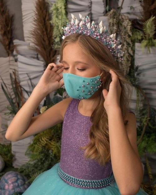 Маленькие красоточки. Мда современные реалии диктуют новые тренды и сейчас в образе красавиц появляется новый аксессуар - маска. 04