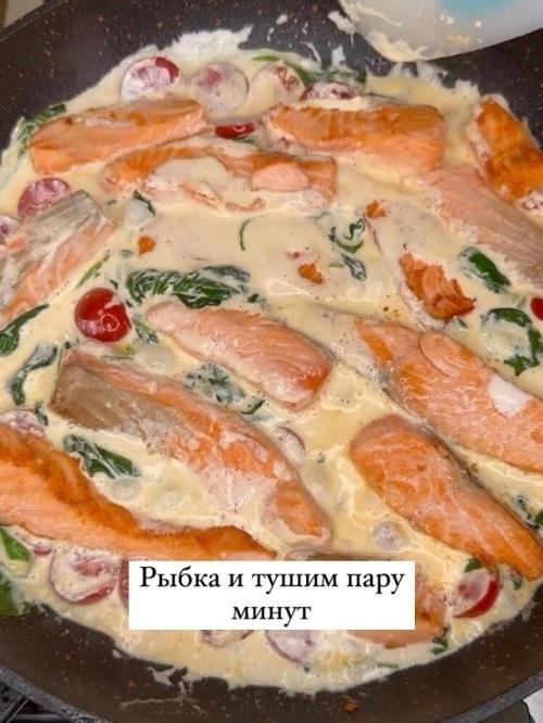 Рыбка в сливочном соусе со шпинатом и Черри. 07