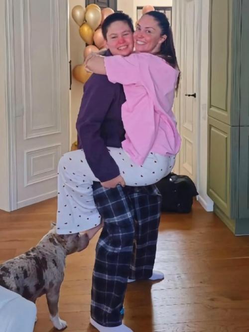 Актриса Агата муцениеце вызвала волну критики после того, как запрыгнула на своего сына Тимофея, обняв его таким образом. 02