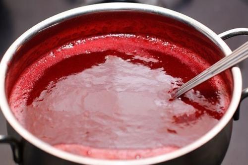 Брусничный соус.   Вся прелесть этого соуса не , внимание, только в том, что он, разумеется, очень вкусный и красивый. 06