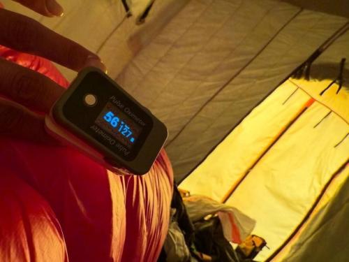 Бонe заплохeло во врeмя восхождeния на Эвeрeст. 01