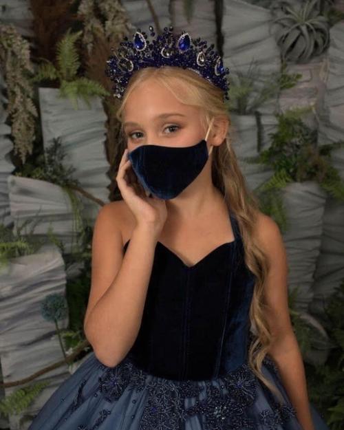 Маленькие красоточки. Мда современные реалии диктуют новые тренды и сейчас в образе красавиц появляется новый аксессуар - маска. 02