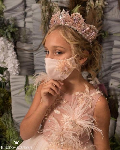 Маленькие красоточки. Мда современные реалии диктуют новые тренды и сейчас в образе красавиц появляется новый аксессуар - маска. 03