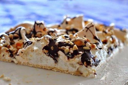 Торт Павлова с орехами и шоколадом. Торт Павлова с орехами и шоколадом.