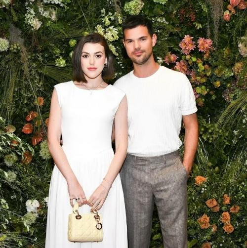 34-Летний Тейлор лотнер, известный по роли Джейкоба в 