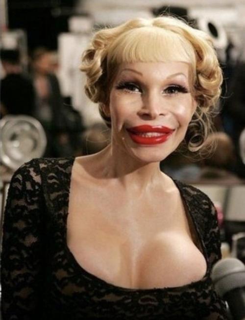 Это Аманда лепор, эта женщина потратила тысячи долларов на пластические операции, ее тело считается самым дорогим в мире. 02