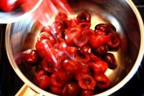 Вишневый пирог.   Пироги с этой огненно - красной ягодой обязательно придутся по вкусу и деткам, и взрослым. 03