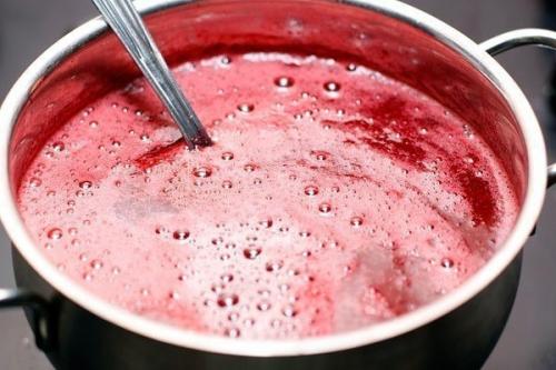 Брусничный соус.   Вся прелесть этого соуса не , внимание, только в том, что он, разумеется, очень вкусный и красивый. 05