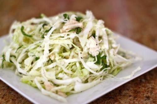 Салат из свежей капусты с курицей. Салат из свежей капусты с курицей.