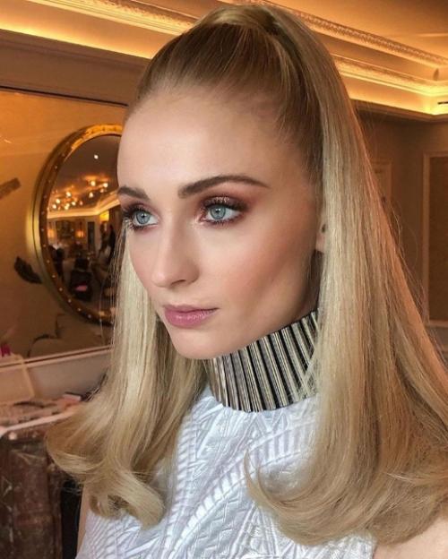 Софи тёрнер прекрасна в любом образе. 06