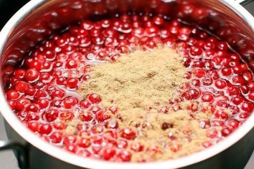 Брусничный соус.   Вся прелесть этого соуса не , внимание, только в том, что он, разумеется, очень вкусный и красивый. 02