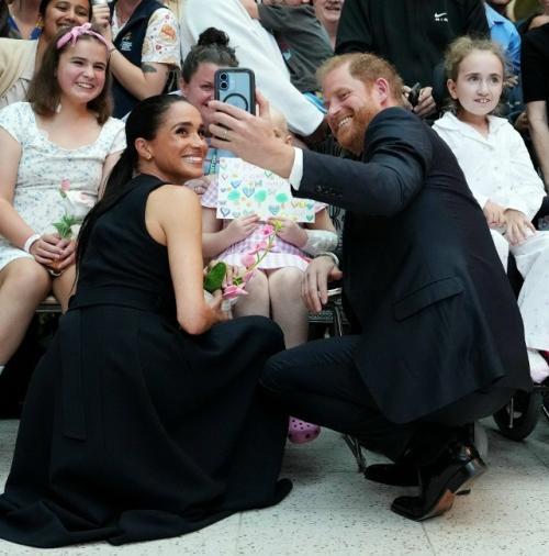 Принц Гарри и Меган маркл прибыли в Австралию с четырёхдневным визитом. 01