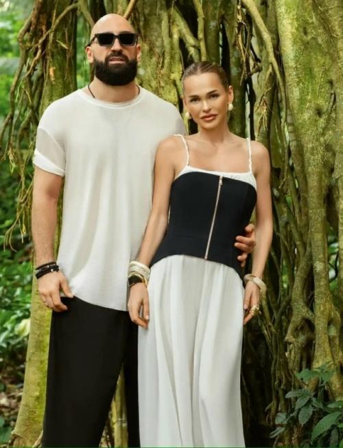 На Бали во время съемок Ставки на Любовь хиромант ниоман латре предсказал Анне хилькевич четвёртого ребёнка. 01