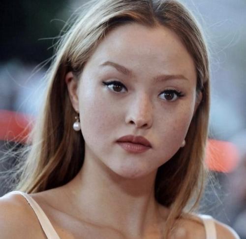 Модель и актриса, которая имеет японские, немецкие и британские корни. 02