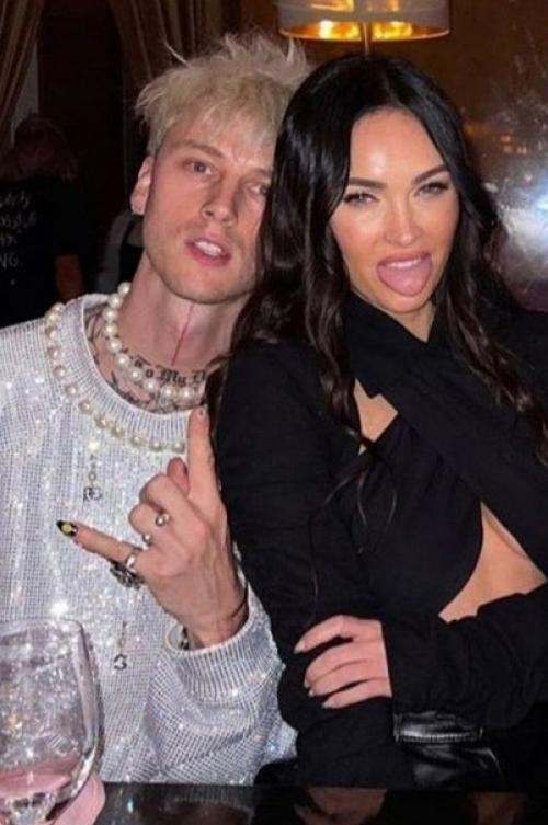 Колсон бэйкер на шеё амулет с кровью Меган Фокс носит. 03