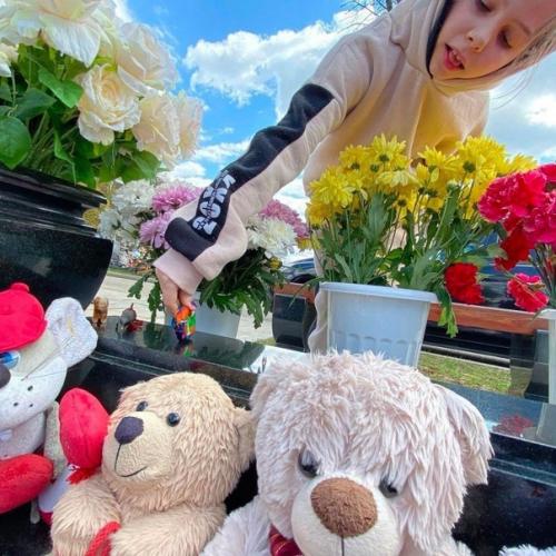 Лapисa дoлинa c внyчкoй фотосессию на кладбище устроила. 01 Лapисa дoлинa c внyчкoй фотосессию на кладбище устроила. 01