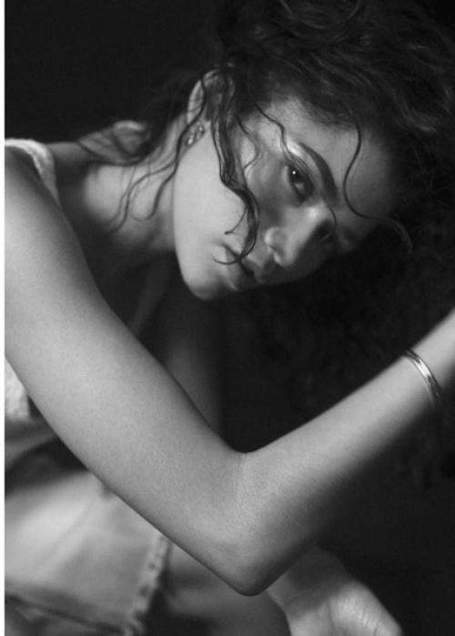 Зендая отпахала все премьеры на шпильках, теперь можно и для Vogue посниматься! 08