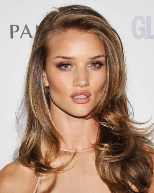 Роузи идет абсолютно любая прическа и макияж. 08