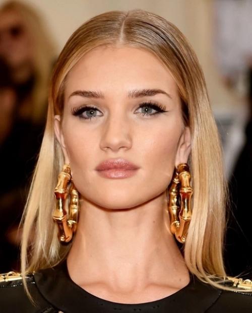 Роузи идет абсолютно любая прическа и макияж. 06