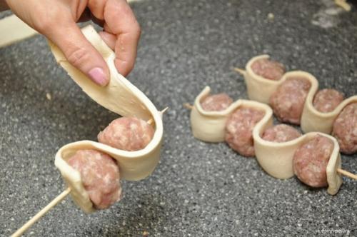 Шашлычки со слоёным тестом на шпажках. 05