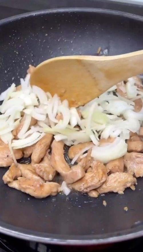 Мы готовим ароматную фунчозу с овощами и курочкой! 04