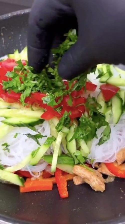 Мы готовим ароматную фунчозу с овощами и курочкой! 08