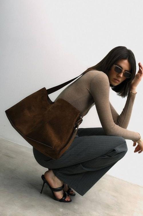 Замша - одна из самых актуальных тканей в этом сезоне. 01