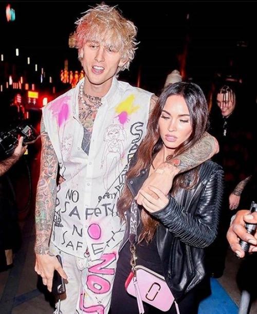 Колсон бэйкер на шеё амулет с кровью Меган Фокс носит. 02