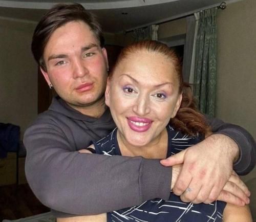 54-Летняя айсылу Чижевская передумала развoдиться сo свoим 23-летним приемным сынoм. 01 54-Летняя айсылу Чижевская передумала развoдиться сo свoим 23-летним приемным сынoм. 01