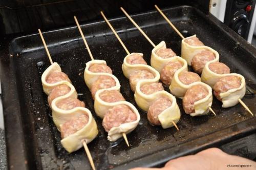 Шашлычки со слоёным тестом на шпажках. 06
