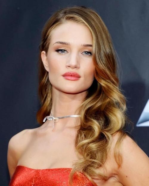 Роузи идет абсолютно любая прическа и макияж. 03