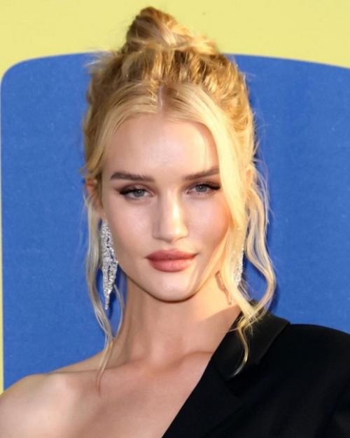 Роузи идет абсолютно любая прическа и макияж. 07