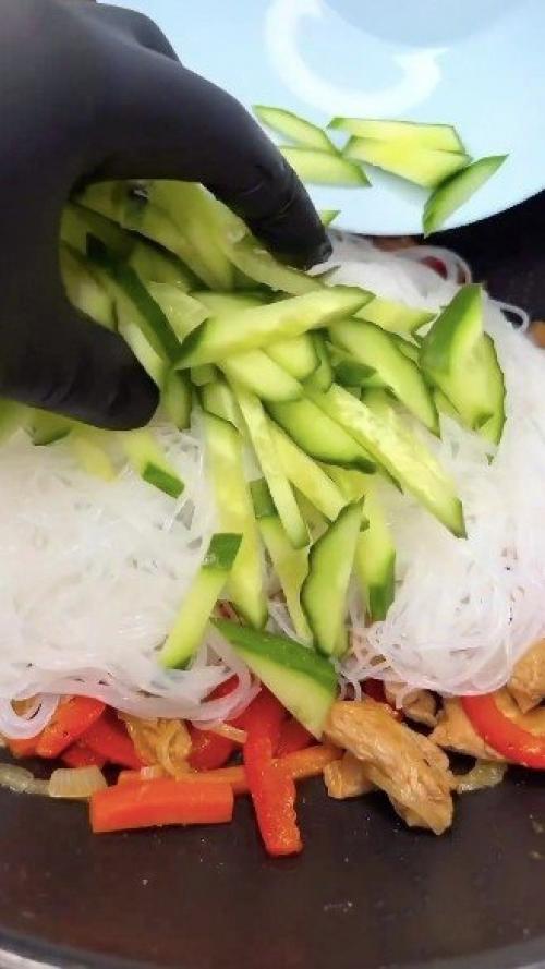 Мы готовим ароматную фунчозу с овощами и курочкой! 07