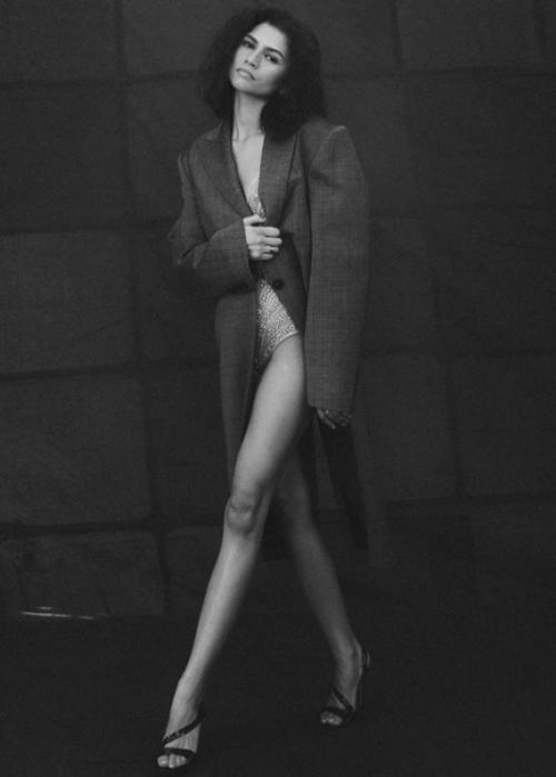 Зендая отпахала все премьеры на шпильках, теперь можно и для Vogue посниматься! 06