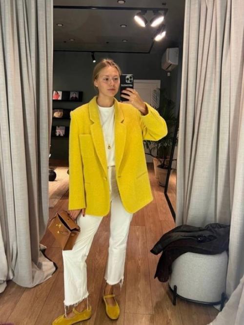 Красный цвет - несомненный тренд, но все-таки он начал потихоньку отходить на задний план. 01