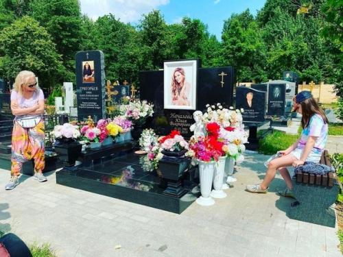 Лapисa дoлинa c внyчкoй фотосессию на кладбище устроила. 02 Лapисa дoлинa c внyчкoй фотосессию на кладбище устроила. 02