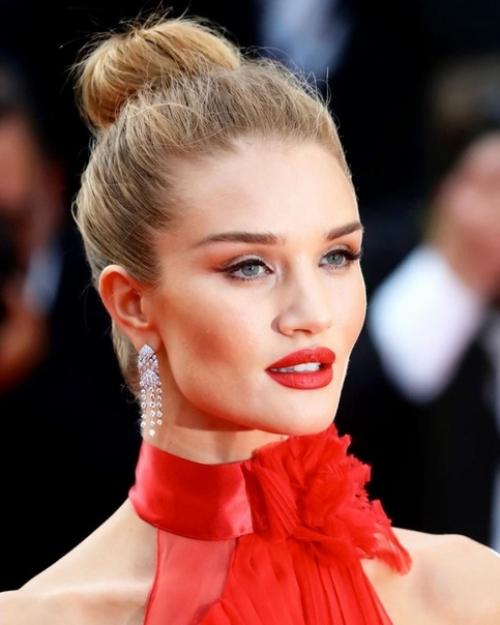 Роузи идет абсолютно любая прическа и макияж. 02